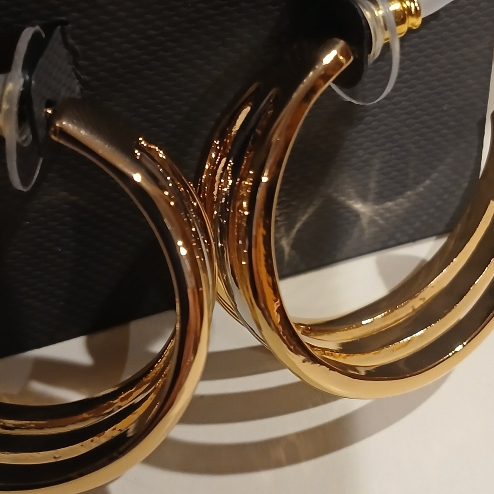 💜Vince Camuto Two Tone Hoop Earrings💜 - Picture 6 of 10